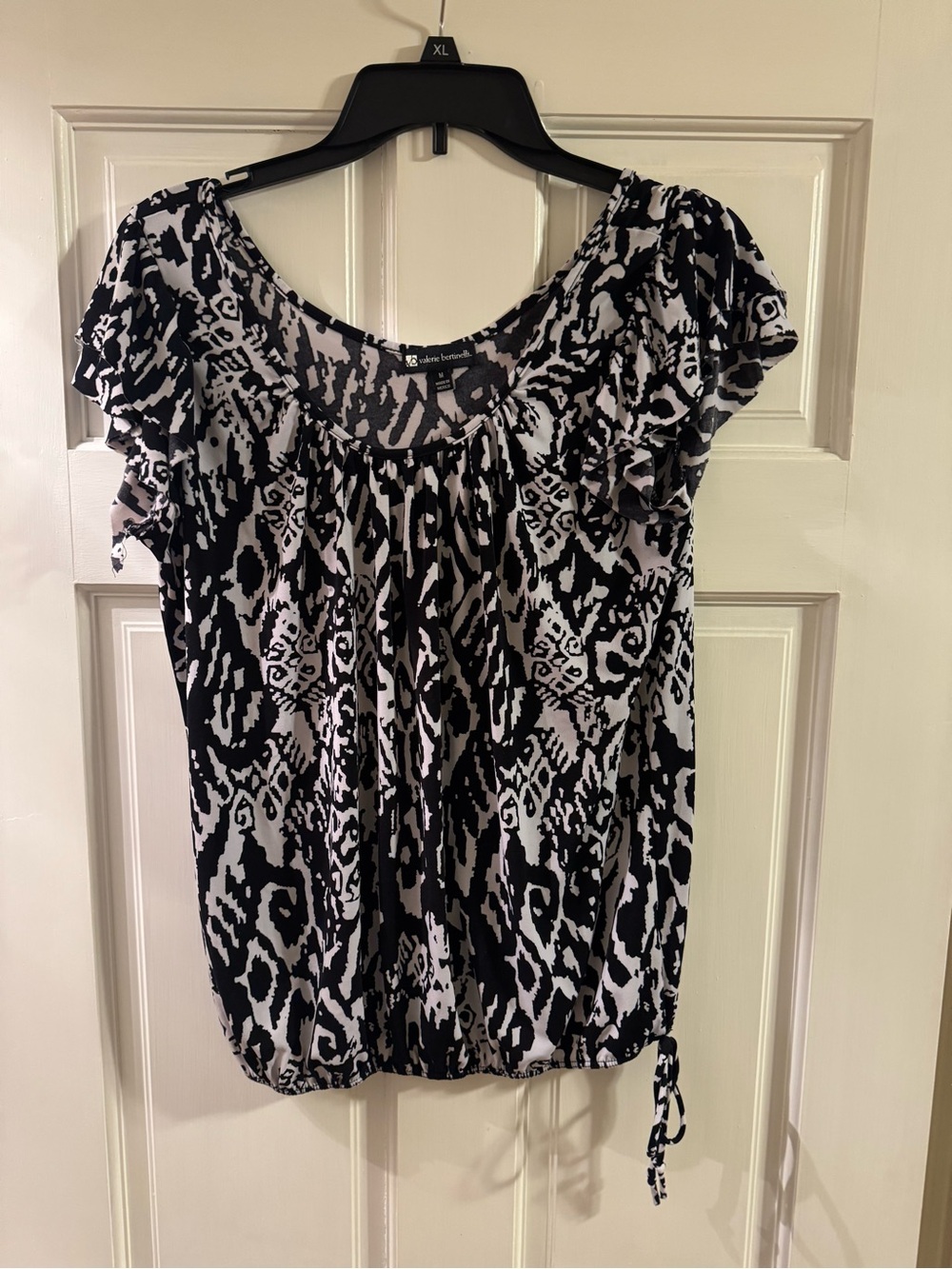 Valerie Bertinelli Black & White Printed Flutter Sleeve Blouse